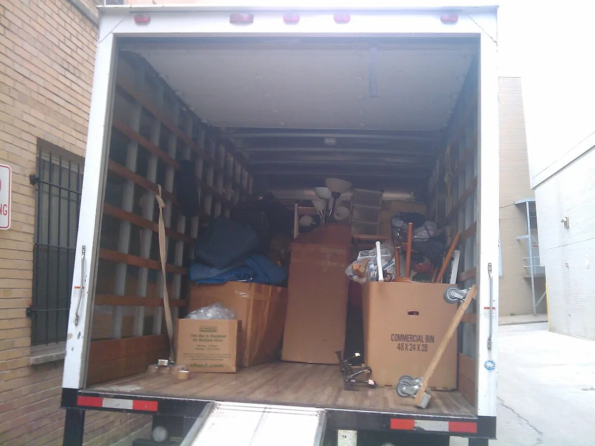 이사 짐이 실린 이삿짐 트럭과 박스